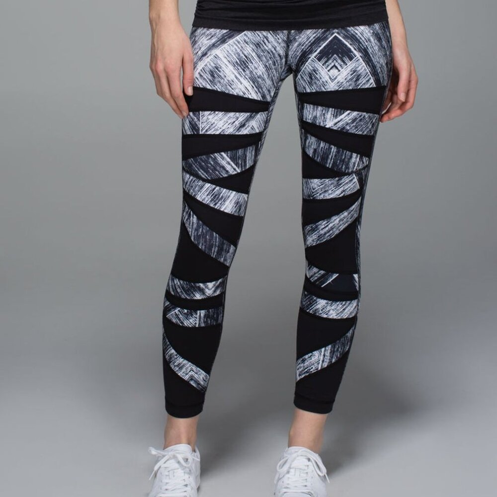 SOLD: lululemon High Times Pant  • Size 6 • Heat Wave White Black